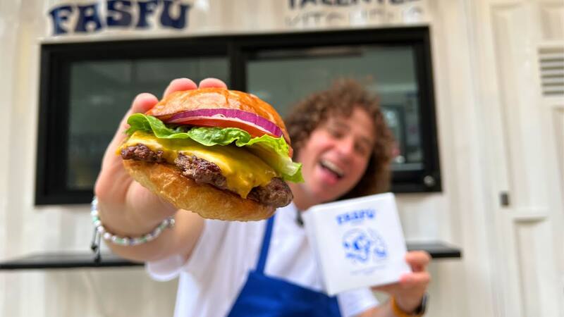 <div class="migrated-promo-image__description"><div class="migrated-promo-image__source">Fuente: Luisito Comunica - Fasfú Burgers</div></div>