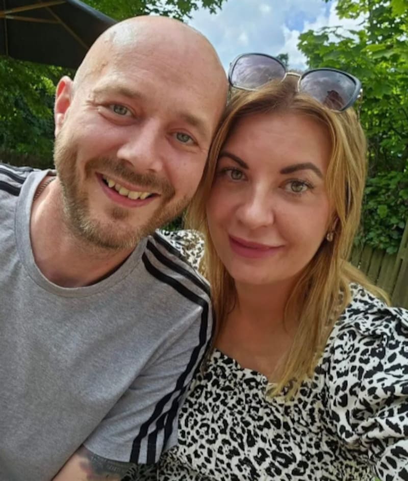 Barry Fair con su esposa Leanne, quien creó una fundación para recaudar fondos y lograr que se investigue más sobre el tipo de cáncer que terminó con la vida de su pareja.