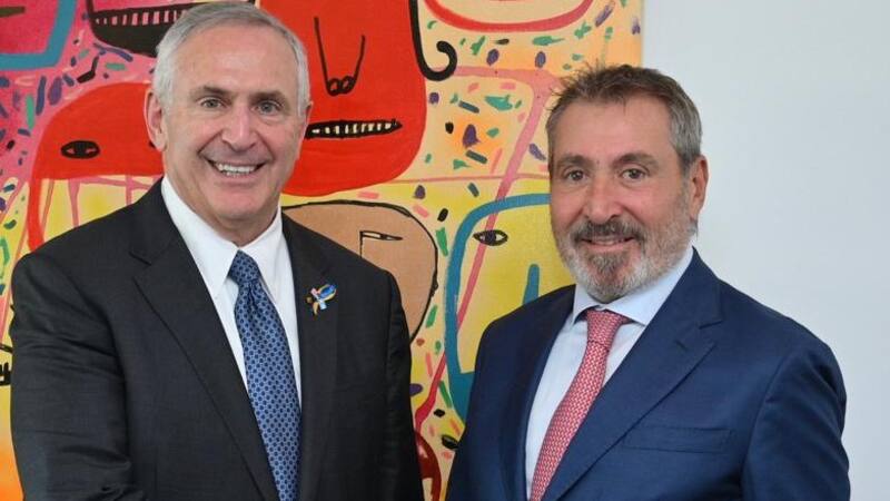 El embajador de los Estados Unidos en la Argentina, Marc Stanley, visitó este martes las oficinas del Grupo América.