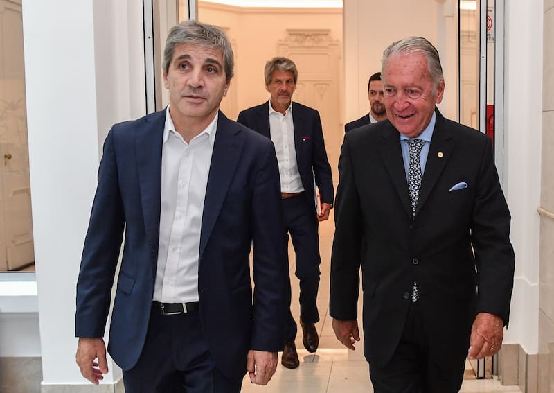 Luis Caputo con Daniel Funes de Rioja, titular de la UIA