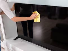 El sencillo truco para limpiar la pantalla del televisor y lograr que luzca como nueva