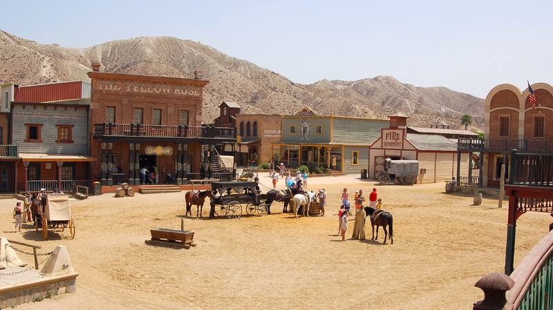 El Parque Temático Oasys Mini Hollywood es uno de los que rescata los escenarios de los famosos westerns rodades en Tabernas (Fuente: Wikimedia Commons)