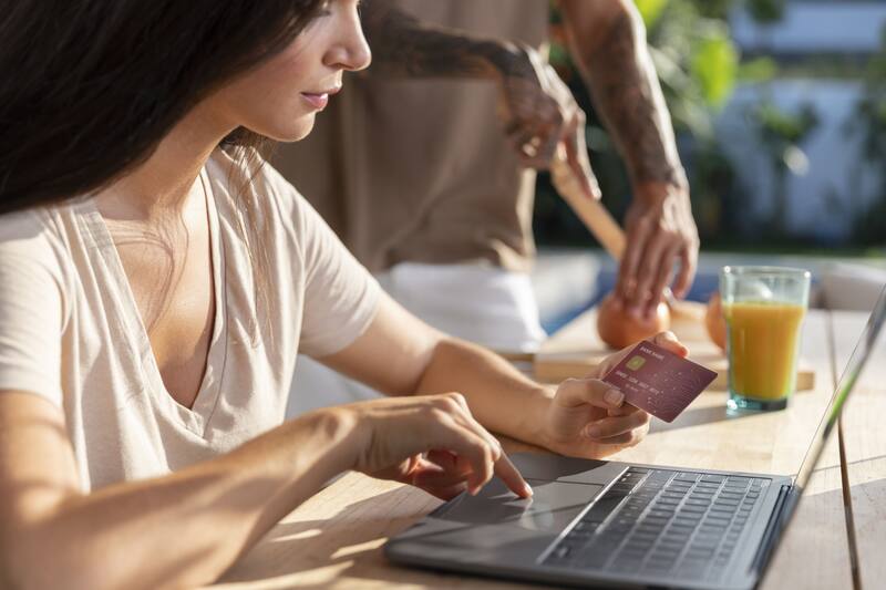 Las principales causas del bloqueo de cuentas incluyen impuestos pendientes, declaraciones incorrectas y el uso de facturas falsas. Fuente: Freepik.