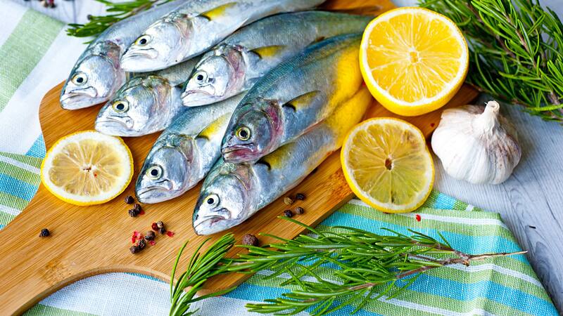 El pescado de temporada con más colágeno que el caldo de huesos y más omega-3 que el salmón: ¿cuál es?