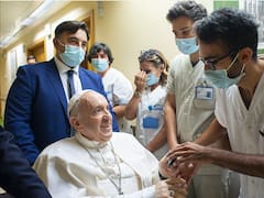 El médico que le salvó la vida al papa Francisco cuando estuvo a punto de morir confesó todo lo que vio "Aquella noche fue terrible"