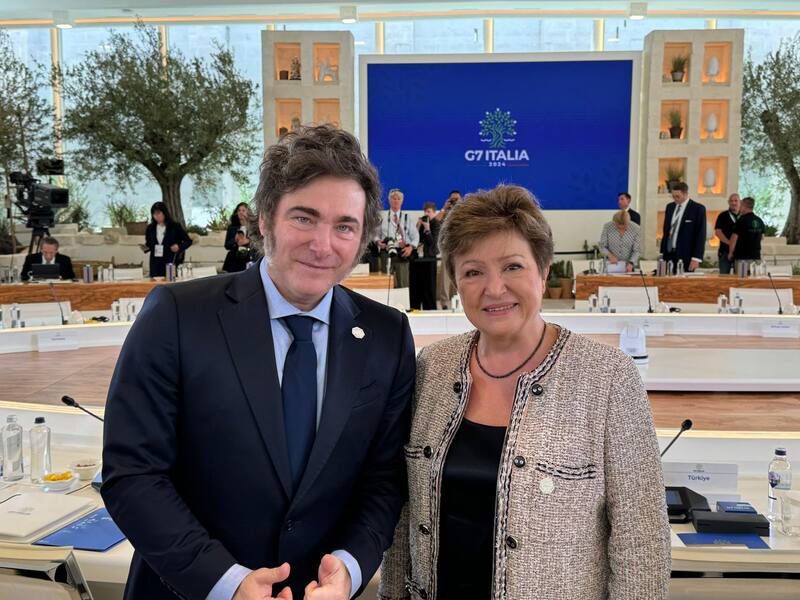 El presidente Javier Milei junto a la directora del FMI, Kristalina Georgieva, durante la reunión del G7 en Italia.