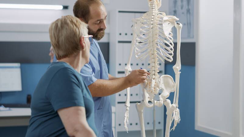 La osteoporosis es una enfermedad que reduce la densidad ósea.