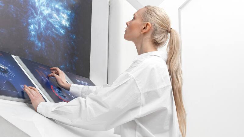 Estas partículas pueden alterar comunicaciones, satélites y sistemas tecnológicos esenciales. (Fuente: Freepik)