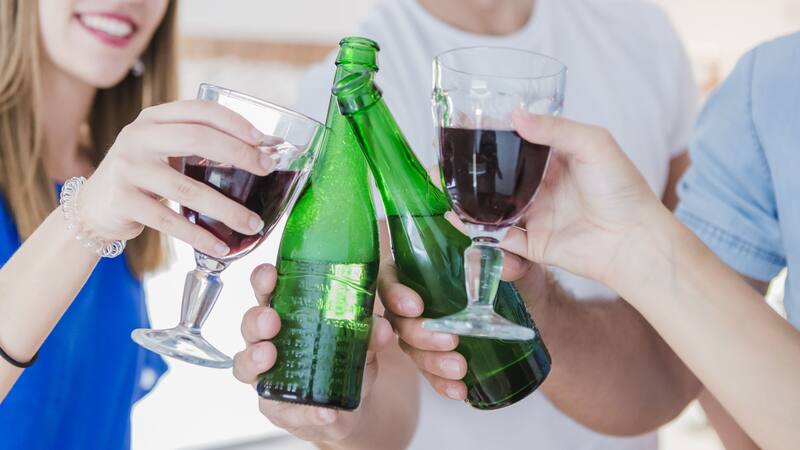 El consumo excesivo de alcohol afecta negativamente al hígado, el corazón y el cerebro.