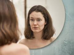 Qué significa mirarse mucho al espejo, según la psicología