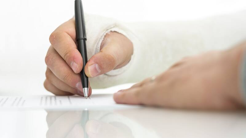 ¿Puedo salir a pasear fuera de casa si estoy de baja laboral? Esto es lo que dice la ley.