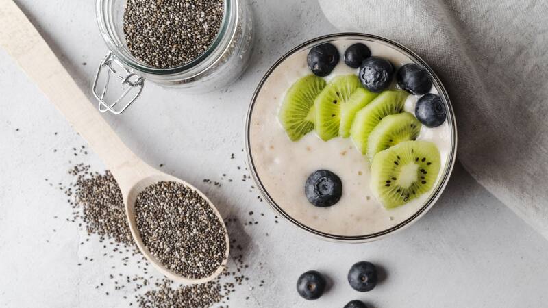 Las semillas de chía son una excelente fuente de ácidos grasos Omega-3, fibra y proteínas, que ayudan a cuidar el corazón y controlar el colesterol.