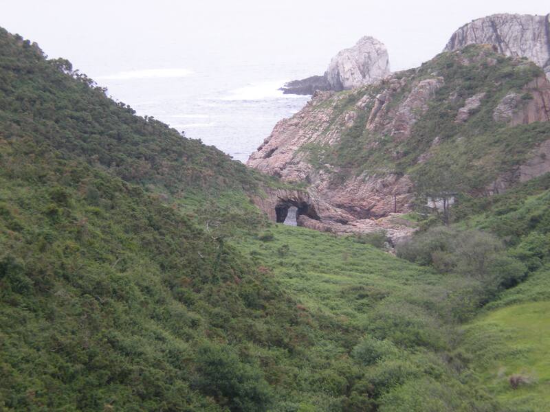 Playa del Silencio, cerca del pueblo pesquero de Cudillero, Asturias, España. (Wikimedia Commons / Rafa)