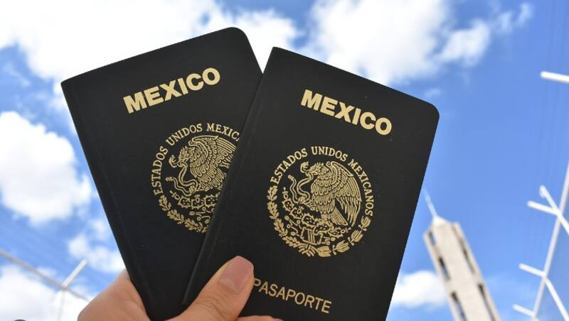A la hora de tramitar el pasaporte mexicano, existe un protocolo que prohíbe sonreír en la fotografía que lleva consigo el documento. Foto: Instagram @canal37_mx