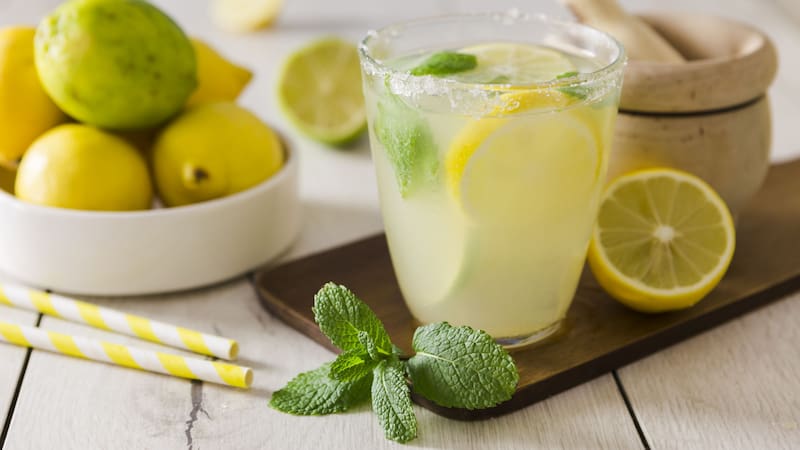 El agua con limón puede ayudar a detoxificar el hígado y mucho más en tu cuerpo.