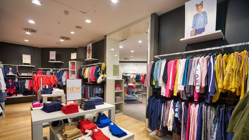 Cierra en el país una de las marcas de ropa más famosas del mundo: 419 locales y cientos de despedidos.