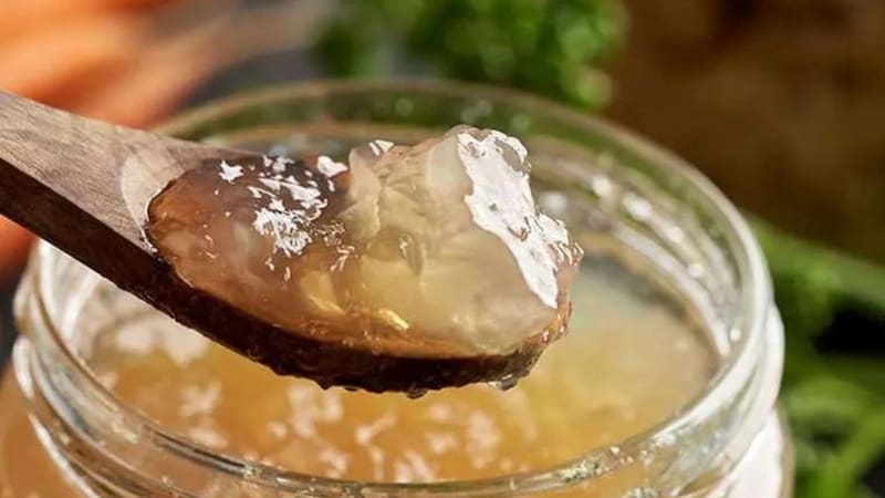 Incorporar agua de gelatina a tu dieta matutina puede mejorar la salud del cabello y las uñas, además de potenciar la elasticidad de la piel. (Foto: Freepik)