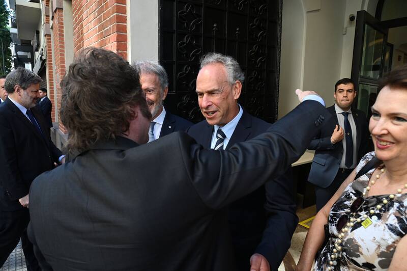 Milei y Mindlin; para el presidente de Pampa Energía, la expectativa del sector energético es que la intervención estatal baje y le deje el camino libre a los privados. "Ya está ocurriendo", dice.