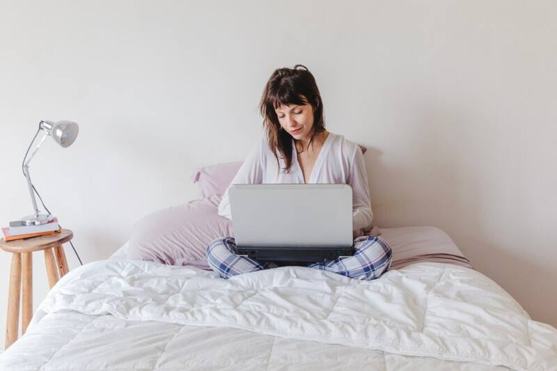 Quienes suelen trabajar en la cama son más propensos a tener problemas para dormir por las noches. (Foto: Freepik.es)