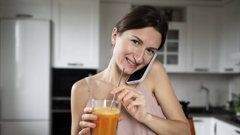 El batido es rico en antioxidantes naturales, lo que ayuda a reducir el daño causado por el estrés oxidativo en el cuerpo.