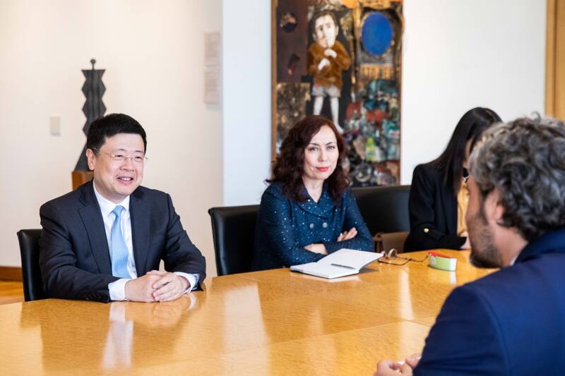 El canciller argentino Santiago Cafiero dialoga con el saliente embajador de China, Zou Xiaoli. (Foto: Cancillería argentina)