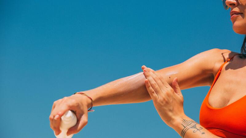 El protector solar es importante porque ayuda a proteger la piel de los dañinos rayos UV del sol.