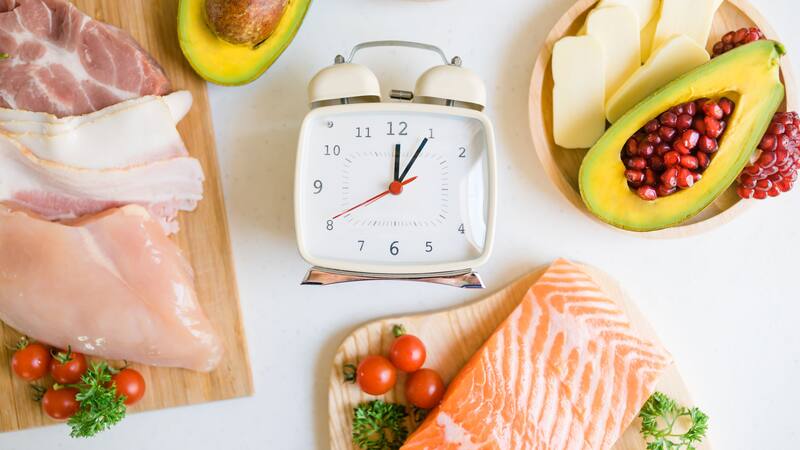 La gente que desayuna a las 8 y cena antes de las 20 horas se compró "un seguro de vida", según este nutricionista experto.