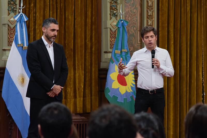 El gobernador de la provincia de Buenos Aires, Axel Kicillof junto con el director de la Agencia de Recaudación de la provincia de Buenos Aires (ARBA), Cristian Girard.