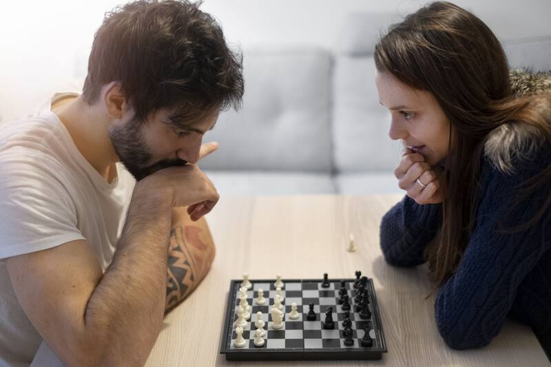 Juegos como el ajedrez pueden ayudarte a fortalecer la memoria. (Foto: Freepik)