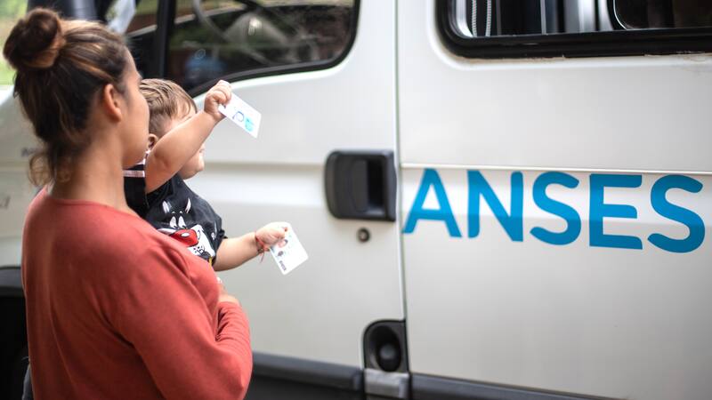 Para cobrar la AUH en diciembre de 2024, el titular debe ser argentino o tener al menos 2 años de residencia en el país si es extranjero o naturalizado. (Foto: ANSES)