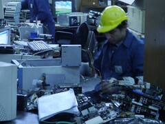 Usan la basura electrónica para generar empleo mientras cuidan el medio ambiente