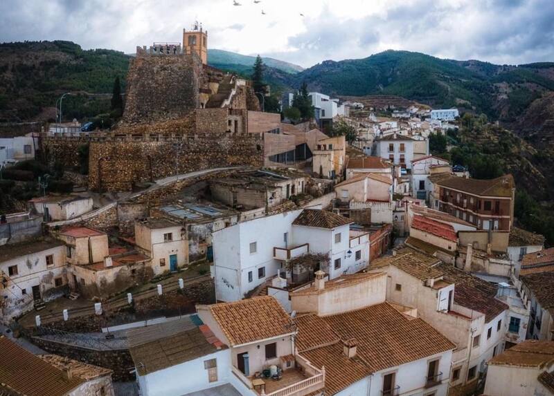 Escapadas: así luce el pueblito de Serón desde lo más alto del Valle de Almanzora. (Foto: Instagram @turismoseron).