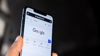 Google te escucha siempre: cómo podés desactivar el micrófono de tu celular en pocos pasos