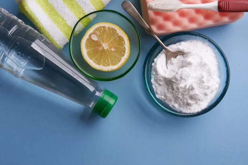 La combinación de limón y bicarbonato actúa como un potente agente natural de limpieza y blanqueo. (Fuente: Archivo)