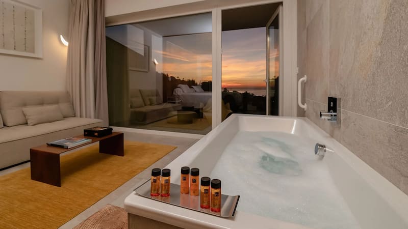 Viajes El Corte Inglés: las habitaciones del Higuerón Hotel Mälaga disponen de hidromasaje y de todas las comodidades para los huéspedes. (Foto: www.www.hilton.com/es/hotels/agprhqq-higueron-hotel-malaga/).