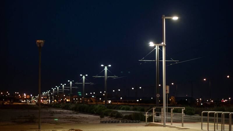 Ciudad iluminada con alumbrado público. Fuente: Freepik.