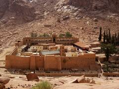Es la biblioteca más antigua del mundo, está en el medio de las pirámides del Antiguo Egipto, y tiene los mejores libros
