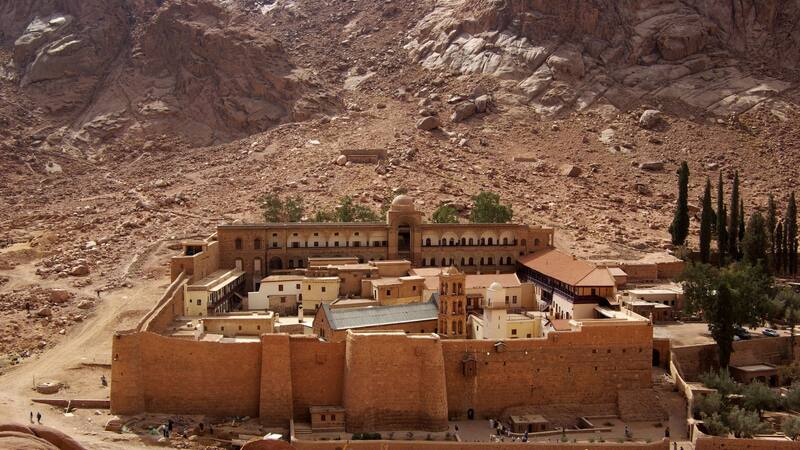 Es la biblioteca más antigua del mundo, está en el medio de las pirámides del Antiguo Egipto, y tiene los mejores libros.