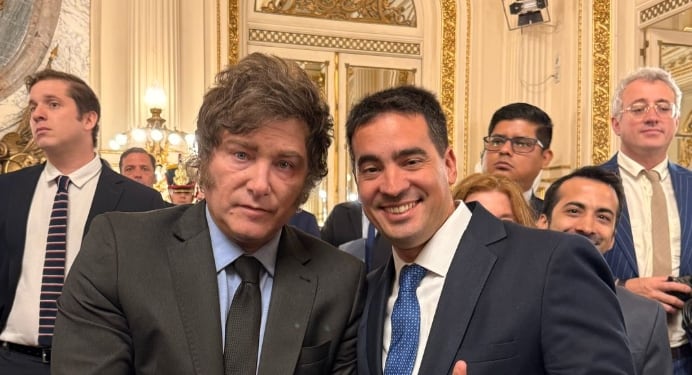 El nuevo vocero debuta en un acto junto al Presidente en el think tank libertario