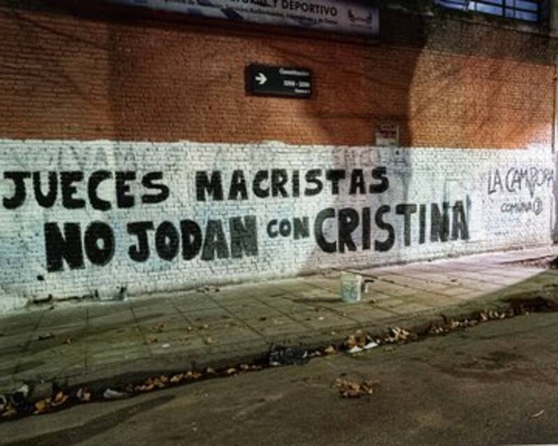 Pintada de La Cámpora en contra de jueces y a favor de Cristina Kirchner