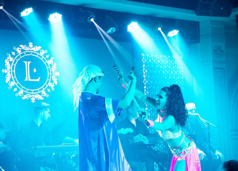 De jueves a sábado, hay show de música y danzas con odaliscas.