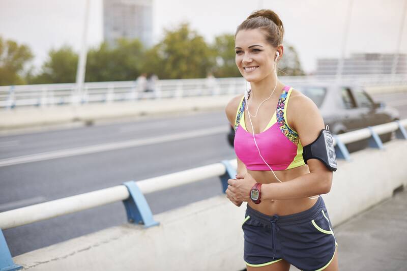 Contar los pasos es una forma efectiva de motivar a las mujeres mayores de 60 años a mantenerse activas. (Foto: Freepik)