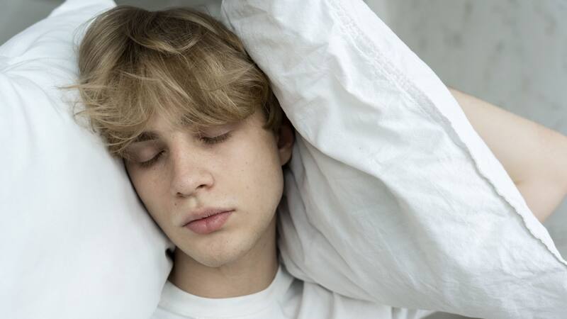 Sin suficiente sueño profundo, aunque durmamos varias horas, no alcanzamos un descanso completo.