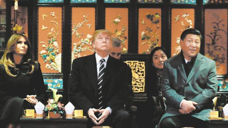 El presidente Donald Trump y su esposa Melania al arribar a Beijing