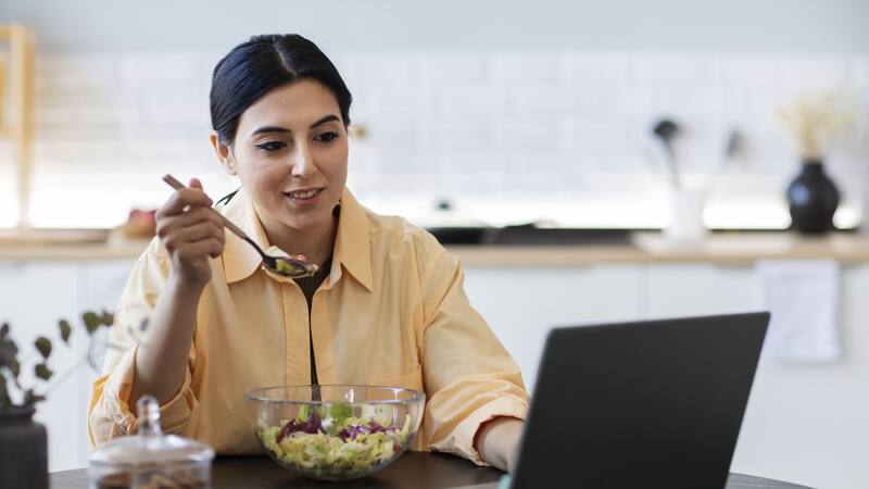 Seguir un menú antiinflamatorio es una estrategia efectiva para recuperar el peso después de las vacaciones de invierno.