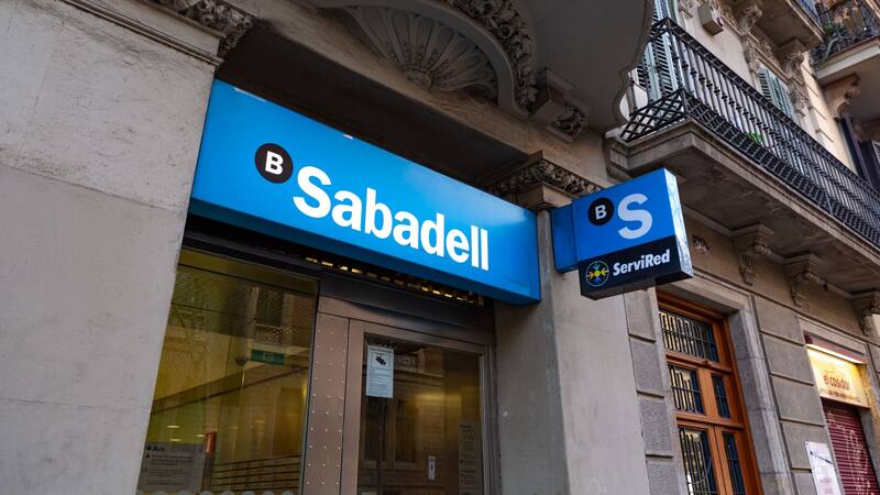 Son varios los motivos por los cuales el Sabadell puede cerrar una cuenta bancaria.