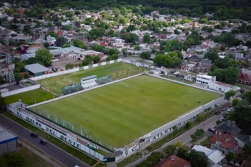 Desde hace una década el estadio de Club Atlético Ituzaingó lleva el nombre de Carlos Sacaan.