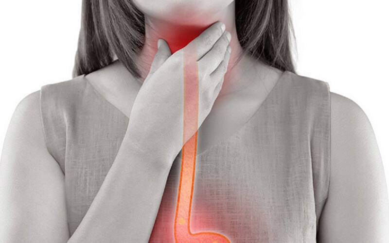 Ómicron parece afectar predominantemente las vías respiratorias superiores y causar laringitis aguda sin disfunción olfativa.