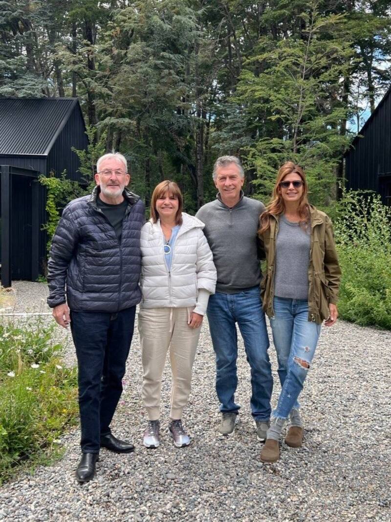 Dos parejas: Macri y Awada, Bullrich y Yanco, en Cumelén.