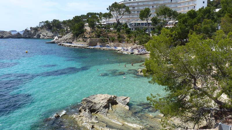 Fornells se caracteriza por sus playas con aguas cristalinas y arenas finas. Fuente: Pixabay.